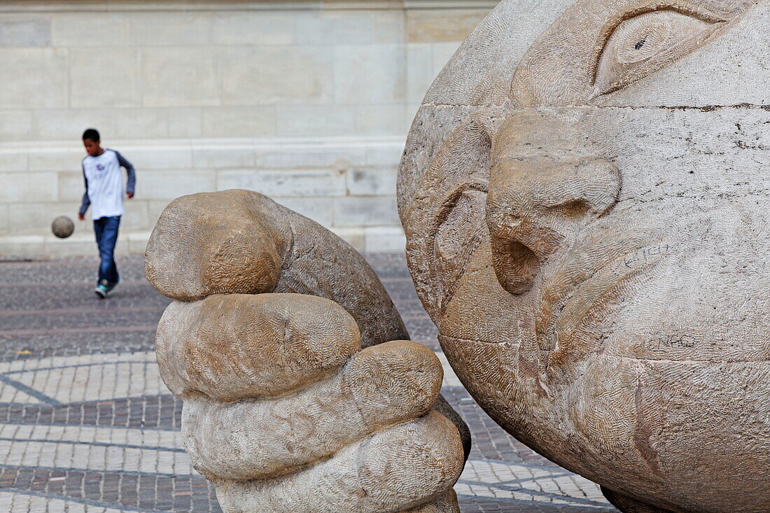 Die Skulptur L'Ecoute von Henri de Miller auf dem Place Rene Cassin, Paris, Frankreich, Europa