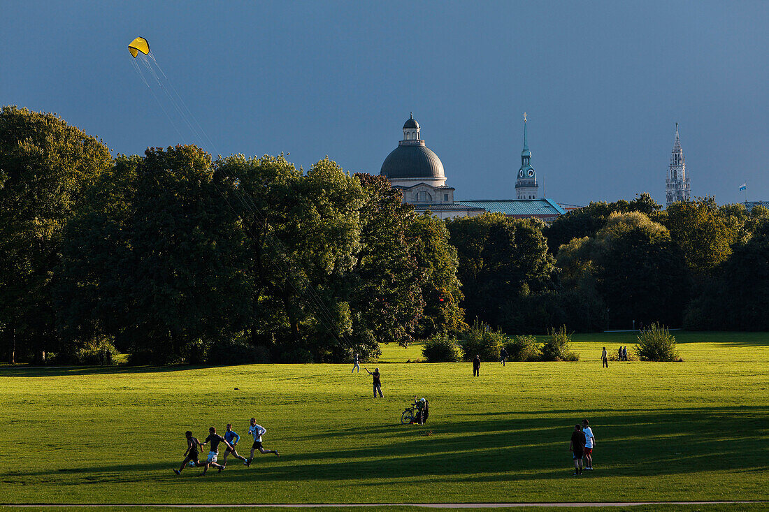 Englischer Garten mit der Kuppel der Staatskanzlei, München, Oberbayern, Bayern, Deutschland, Europa