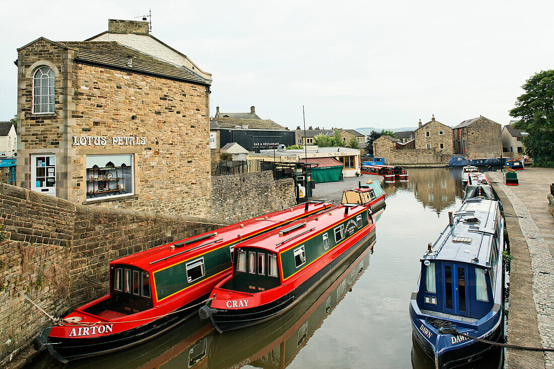 Barges on Leeds and Liverpool canal, Skipton, Yorkshire Dales, Yorkshire, England, Great Britain, Europe