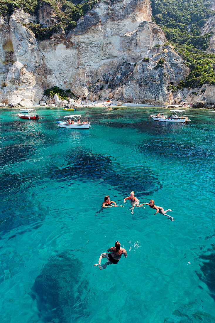 Menschen baden vor dem Strand in der Cala Felci, Insel Ponza, Pontinische Inseln, Latium, Italien, Europa