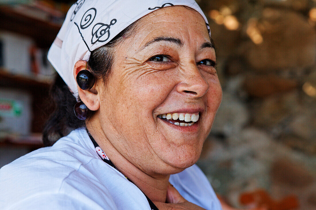 Frau in der Küche eines Restaurants, Insel Ponza, Pontinische Inseln, Latium, Italien, Europa