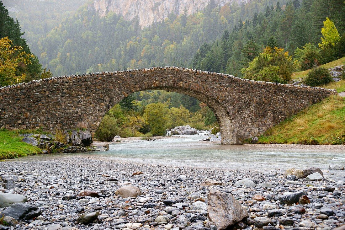 Römische Brücke bei San Nicolas de Bujaruelo Tal Bujaruelo Huesca Pyrenäen Spanien