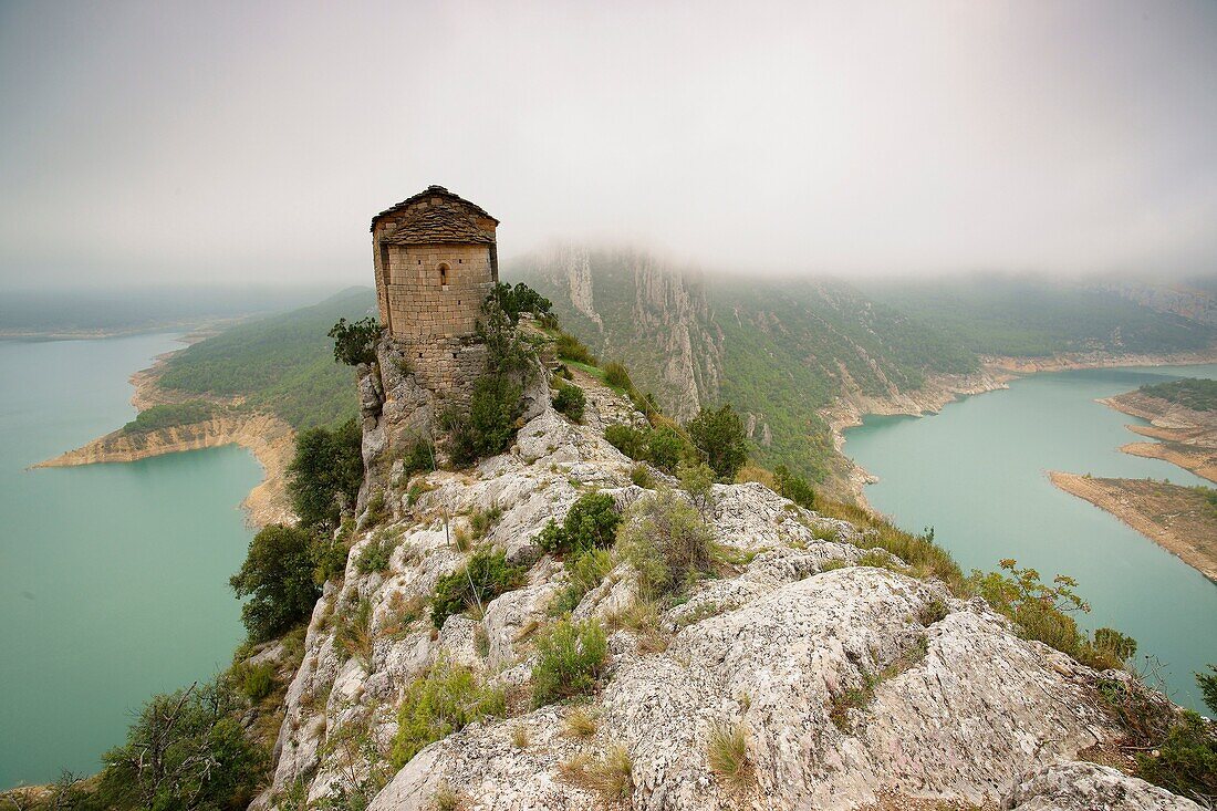 Romanische Einsiedelei von Mare de Deu de la Pedra Àger Tal Montsec d'Ares Lleida Pyrenäen Katalonien Spanien