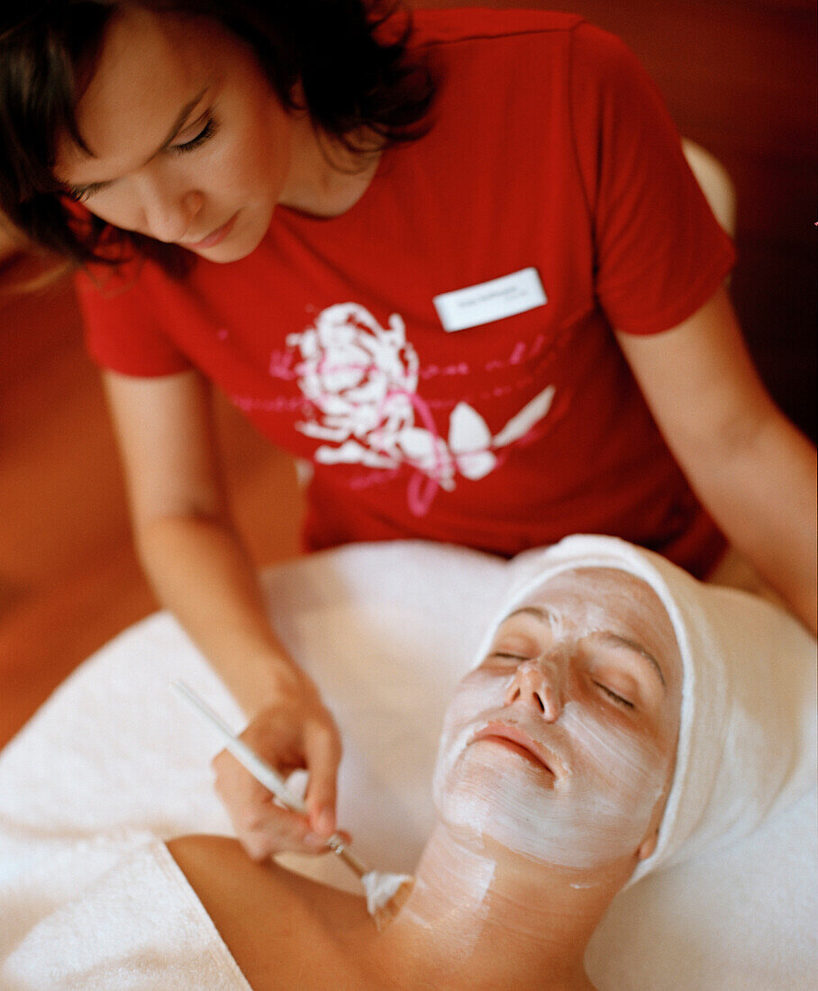 Frau erhält eine Gesichtsmaske, Arosa Spa Resort Travemünde, Travemünde, Lübeck, Schleswig-Holstein, Deutschland