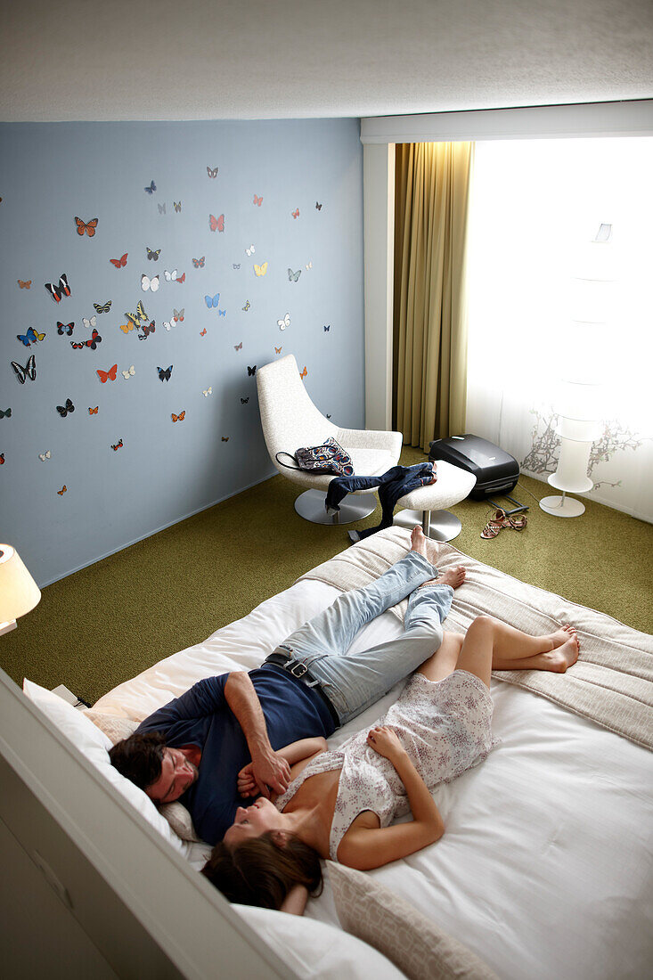 Paar auf einem Hotelbett, Hotel Bloom, Brüssel, Belgien