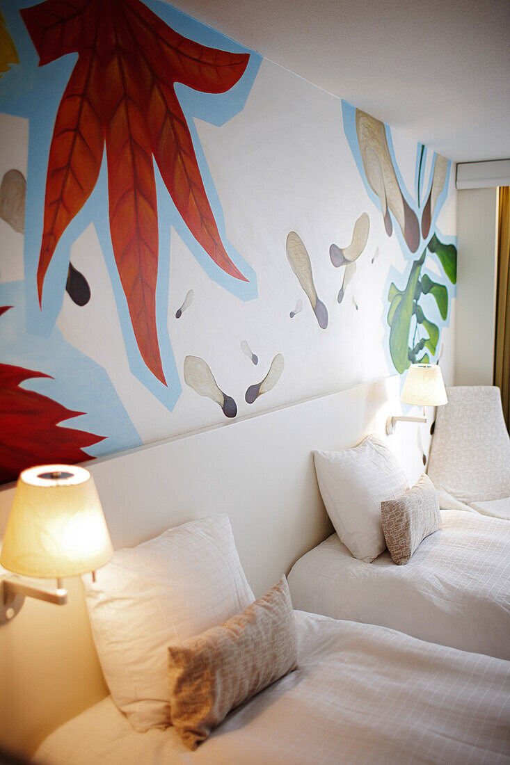 L-Twin-Zimmer, Freske von Künstlerin Debbie Thamara De Leau, Hotel BLOOM, Brüssel, Belgien