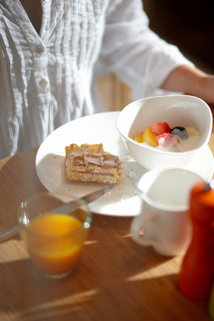 Frau beim Frühstück in einem Hotel, Hotel Bloom, Brüssel, Belgien