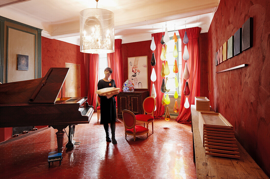 Musikzimmer mit Piano des Schriftstellers Andre Gide von 1900, B und B Chambre Avec Vue, Luberon, Frankreich