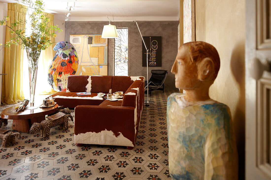 Living room with art works, B and B Chambre Avec Vue, Luberon, France