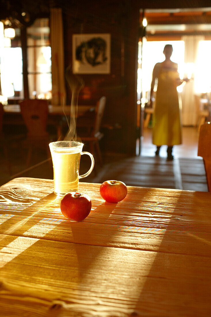 Tee und Äpfel auf dem Tisch in der Panoramastube, Biohotel Grafenast, Am Hochpillberg, Schwaz, Tirol, Österreich