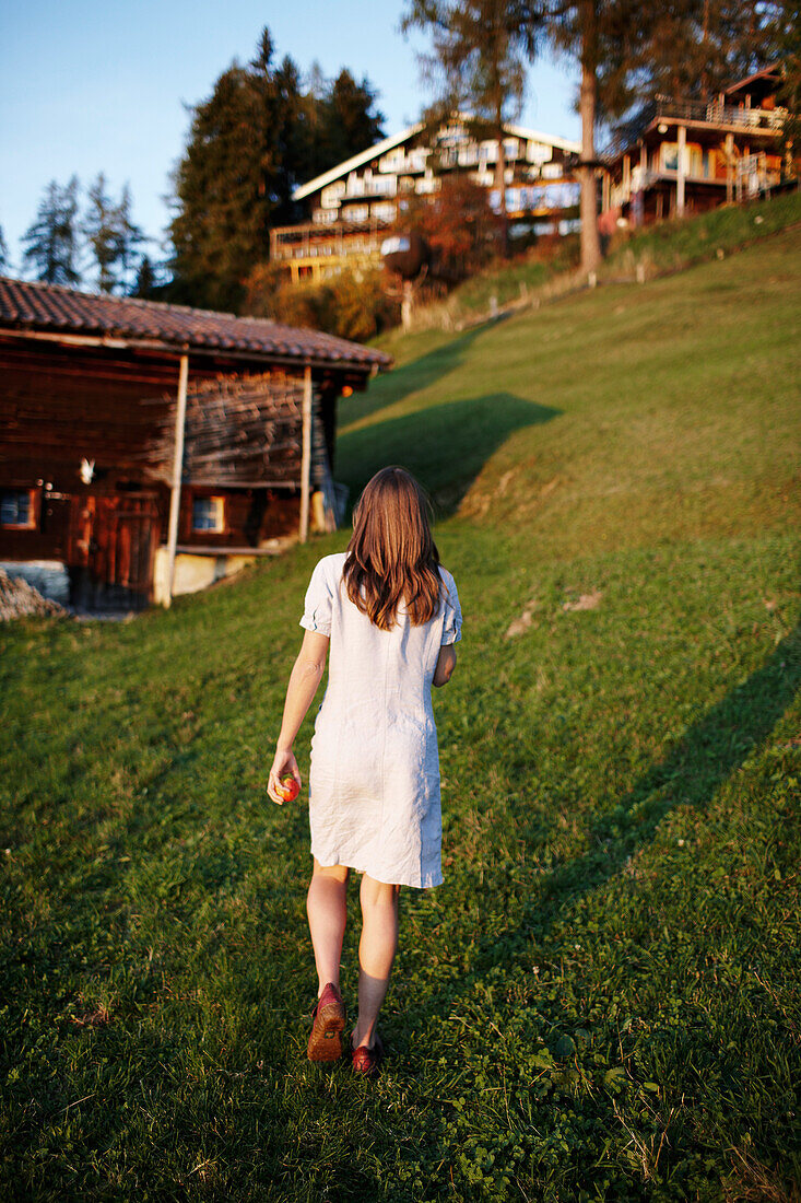 Frau läuft über eine Wiese bei Biohotel Grafenast, Am Hochpillberg, Schwaz, Tirol, Österreich
