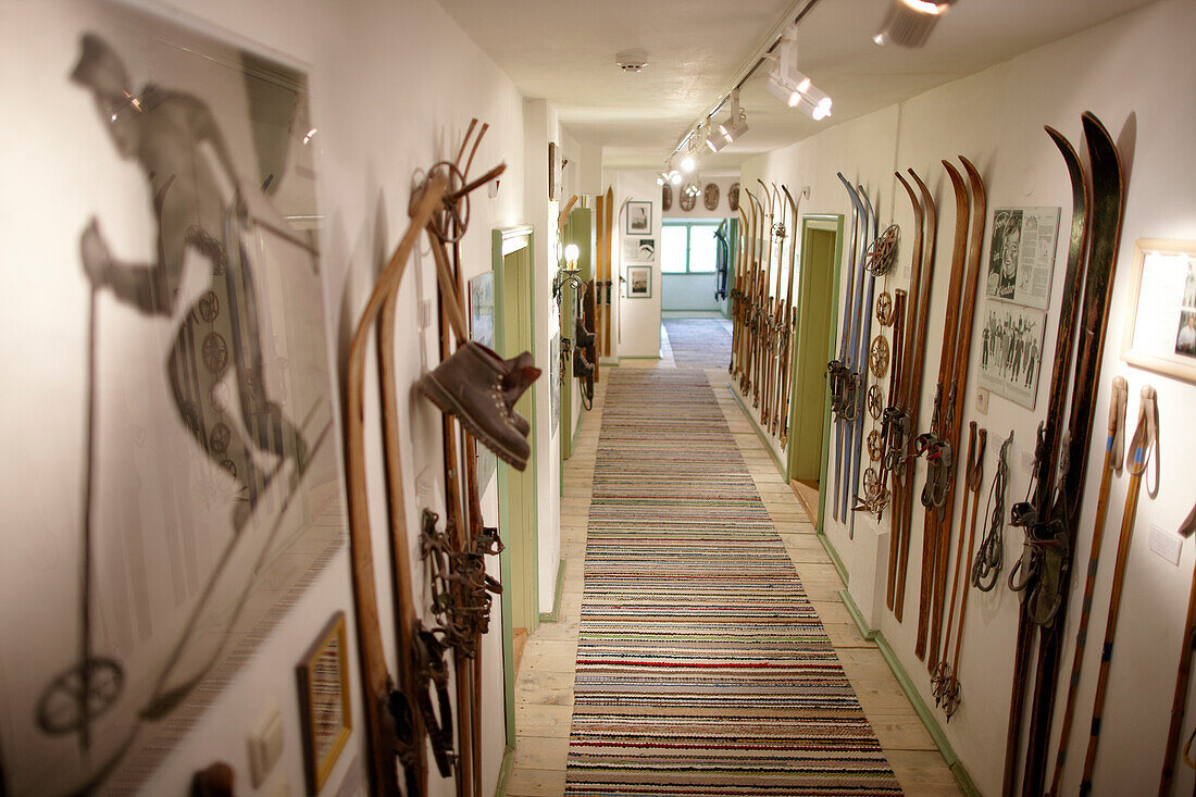 Flur und Skimuseum im Biohotel Grafenast, Am Hochpillberg, Schwaz, Tirol, Österreich
