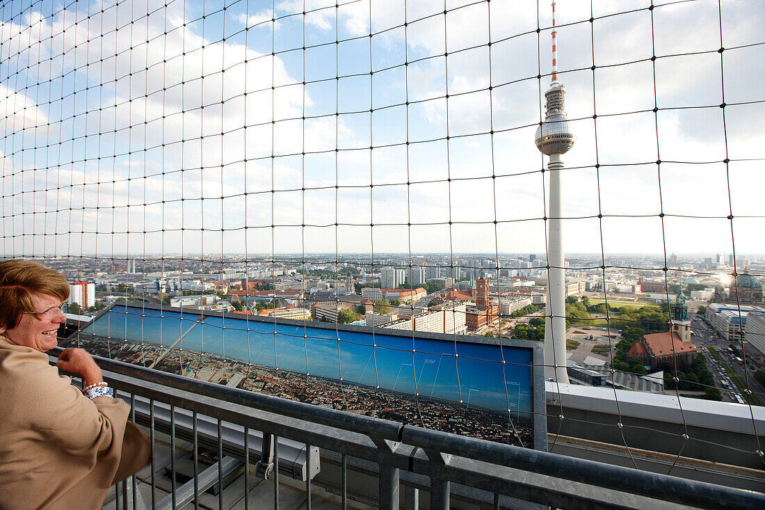 Blick auf den Fernsehturm, Dachterasse des Park Inn Hotel, Alexanderplatz, Berlin, Deutschland