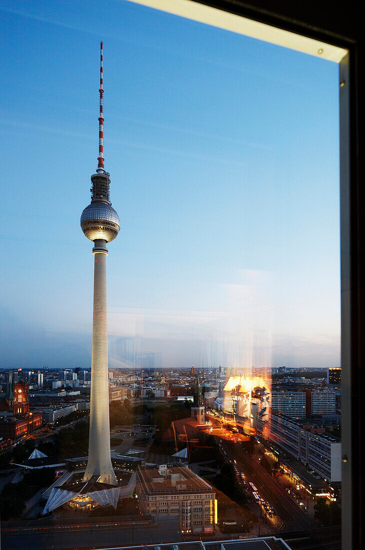 Blick vom Park Inn Hotel zum Fernsehturm am Abend, Berlin, Deutschland