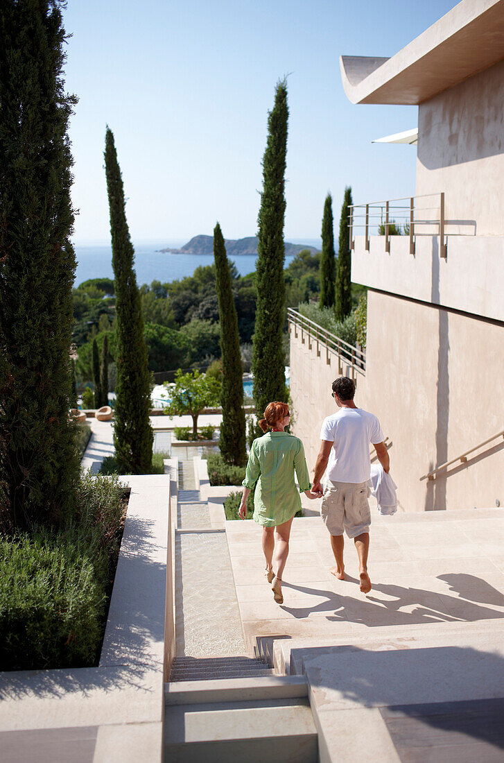 Paar geht Hand in Hand spazieren, Hotel La Réserve Ramatuelle, Chemin de la Quessine, Ramatuelle, Provence-Alpes-Côte d'Azur, Frankreich