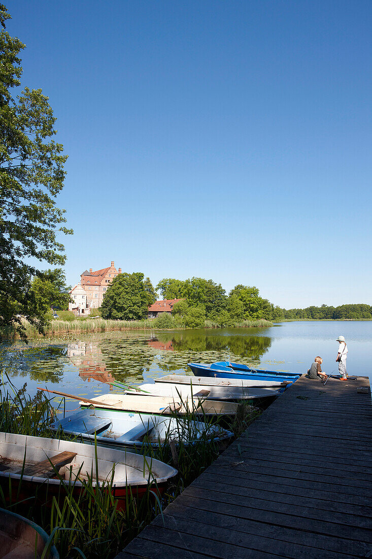 Kinder auf einem Bootssteg am Ulrichshusener See, Schloss Ulrichshusen, Ulrichshusen, Schwinkendorf, Mecklenburg-Vorpommern, Deutschland