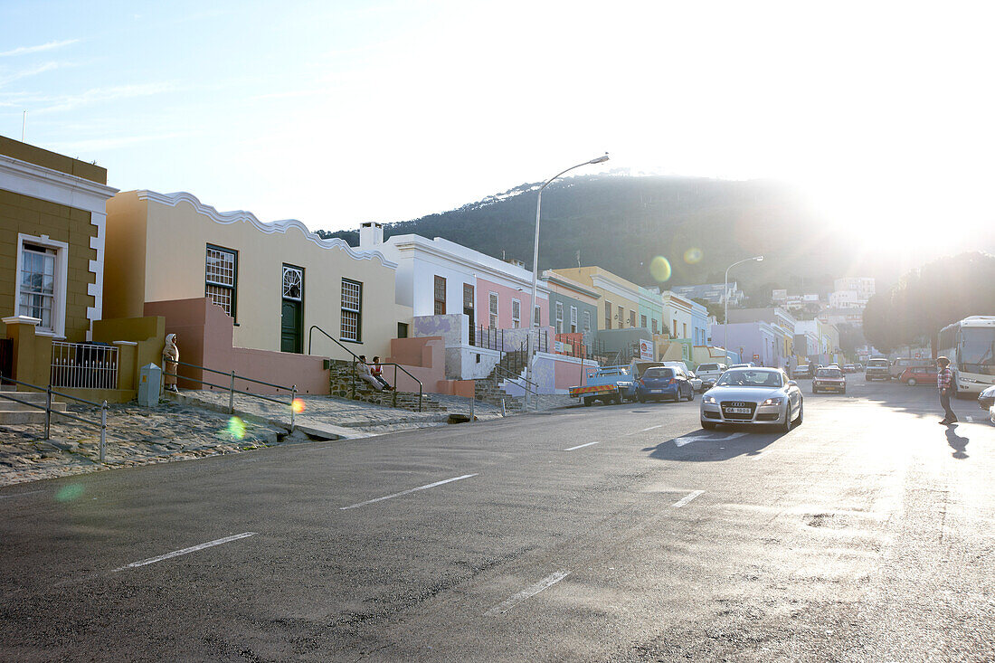 Strasse mit bunten Häusern im Malaienviertel Bo-Kaap, Signal Hill, Kapstadt, Südafrika, Afrika