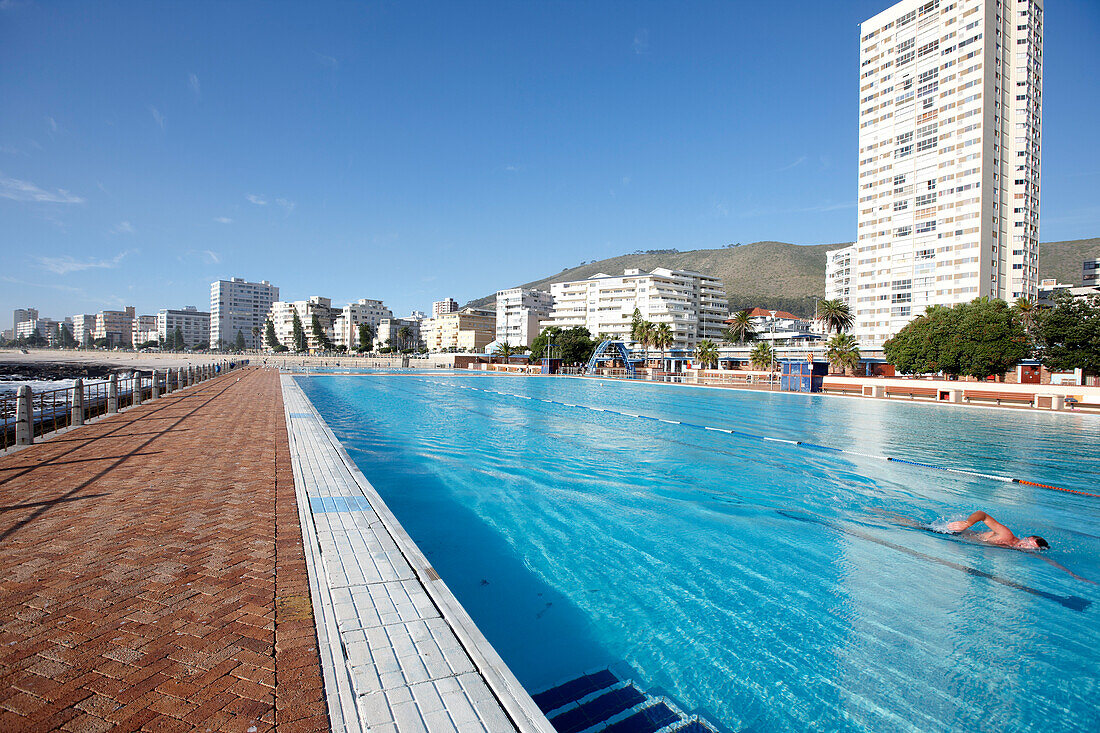 Schwimmer in öffentlichem Freibad in Sea Point, Atlantic Seaboard, Kapstadt, Südafrika, Afrika