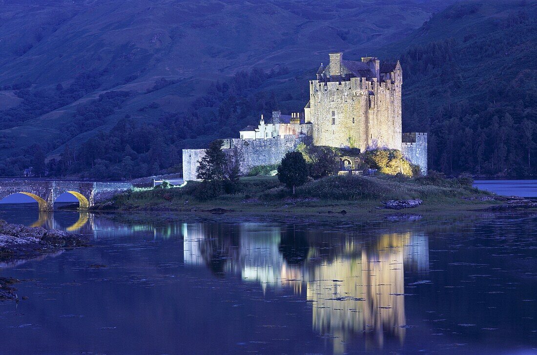 Eilean Donan Castle, Highlands, Loch Duich, Night V. Castle, Donan, Eilean, Highlands, Holiday, Landmark, Loch duich, Night, Scotland, United Kingdom, Great Britain, Tourism, Travel