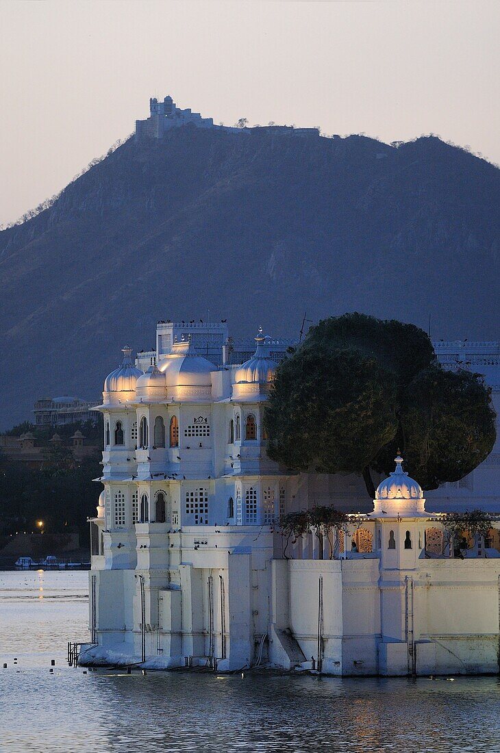 India, Rajasthan, Udaipur, Lake Pichola, Lake palace Hotel by night