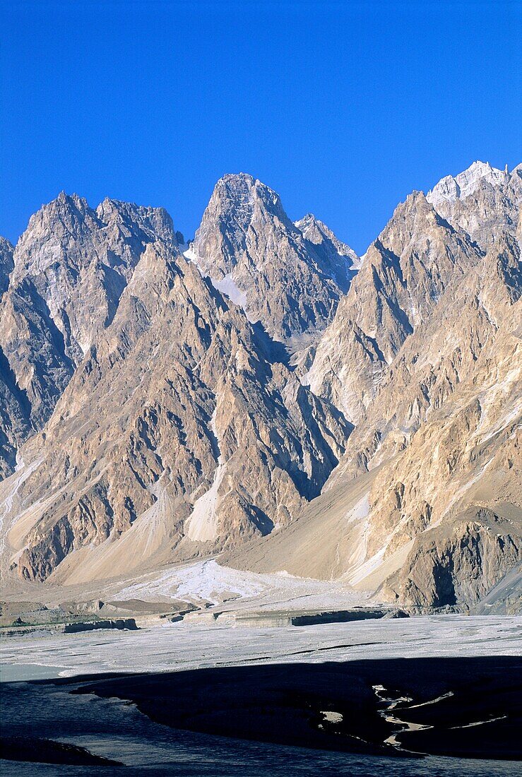 Pakistan, Hunza valley, Hunza river near Passu