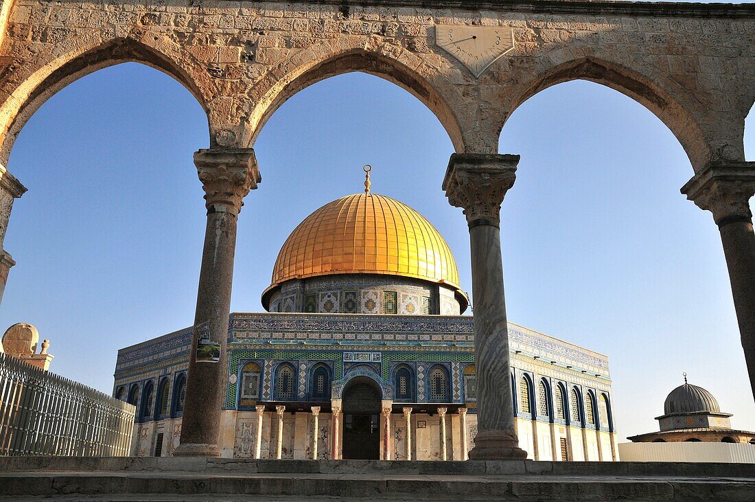 Israel, Jerusalem Old City, Dome of the Rock on Haram esh Sharif Temple Mount a Qanatir The Arch in the foreground