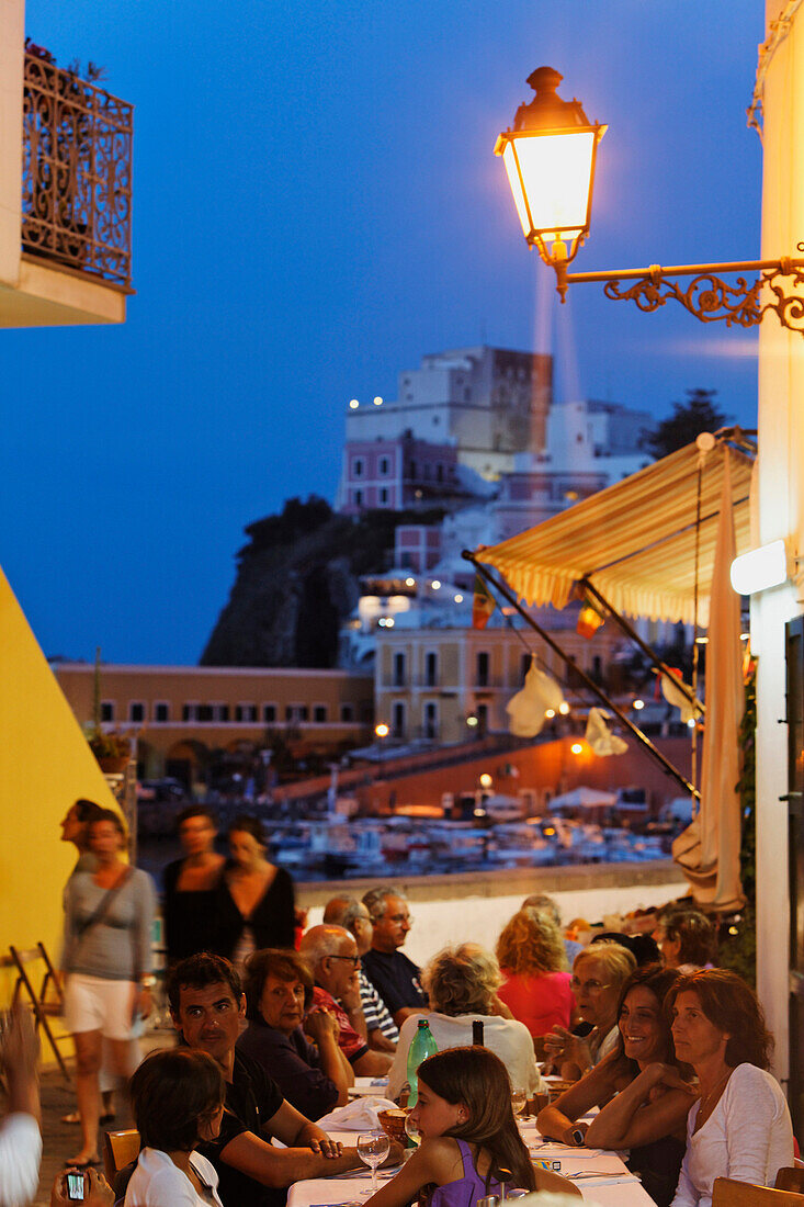 Menschen in der Trattoria à la Taverna da Severo am Abend, Insel Ponza, Pontinische Inseln, Latium, Italien, Europa