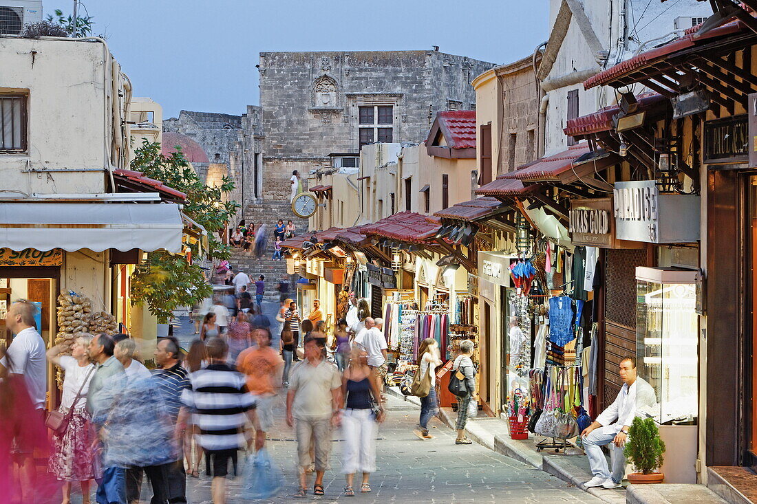 Menschen in der Sokrates Strasse am Abend, Altstadt von Rhodos Stadt, Rhodos, Dodekanes, Griechenland, Europa