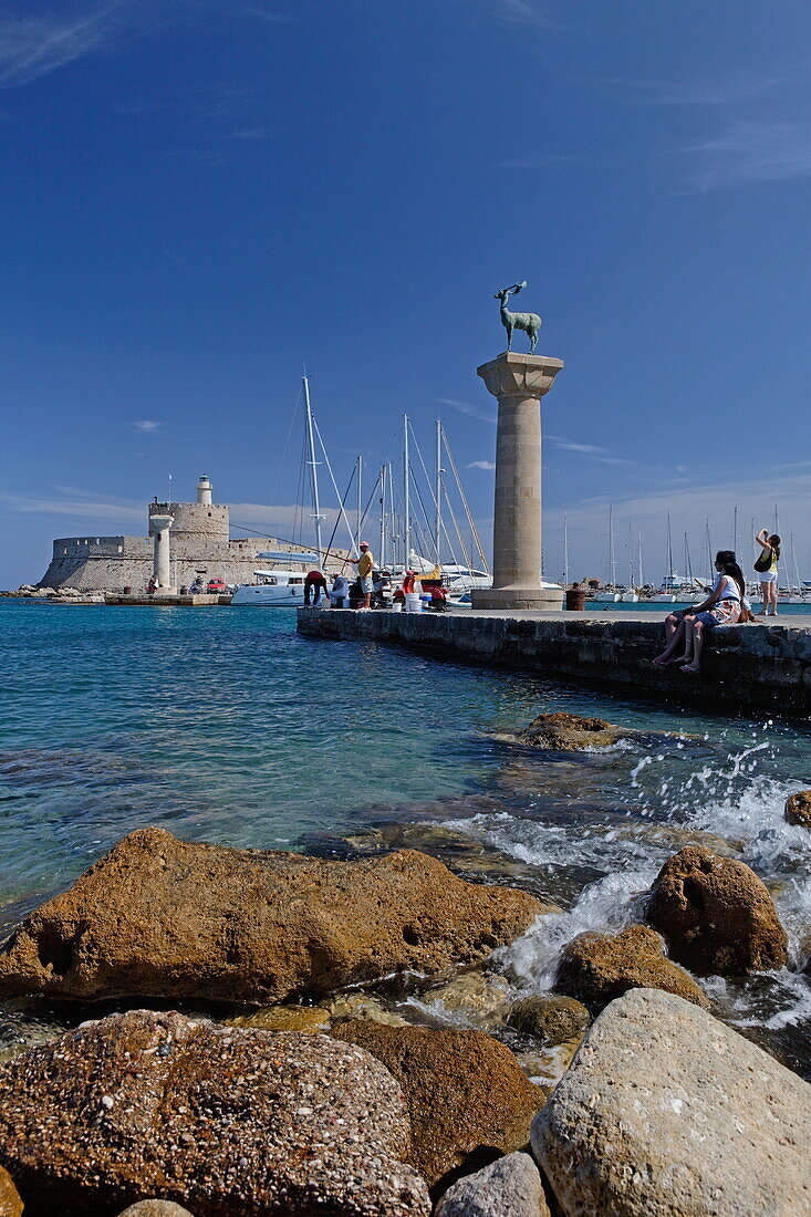 Agios Nikolaos Festung und Einfahrt zum Mandraki Hafen im Sonnenlicht, Rhodos Stadt, Rhodos, Dodekanes, Griechenland, Europa