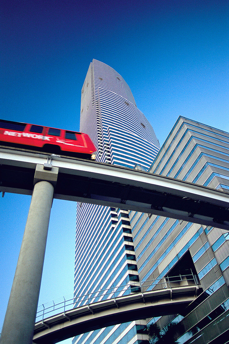 Metrorail and Miami Tower, Miami downtown, Fl, USA