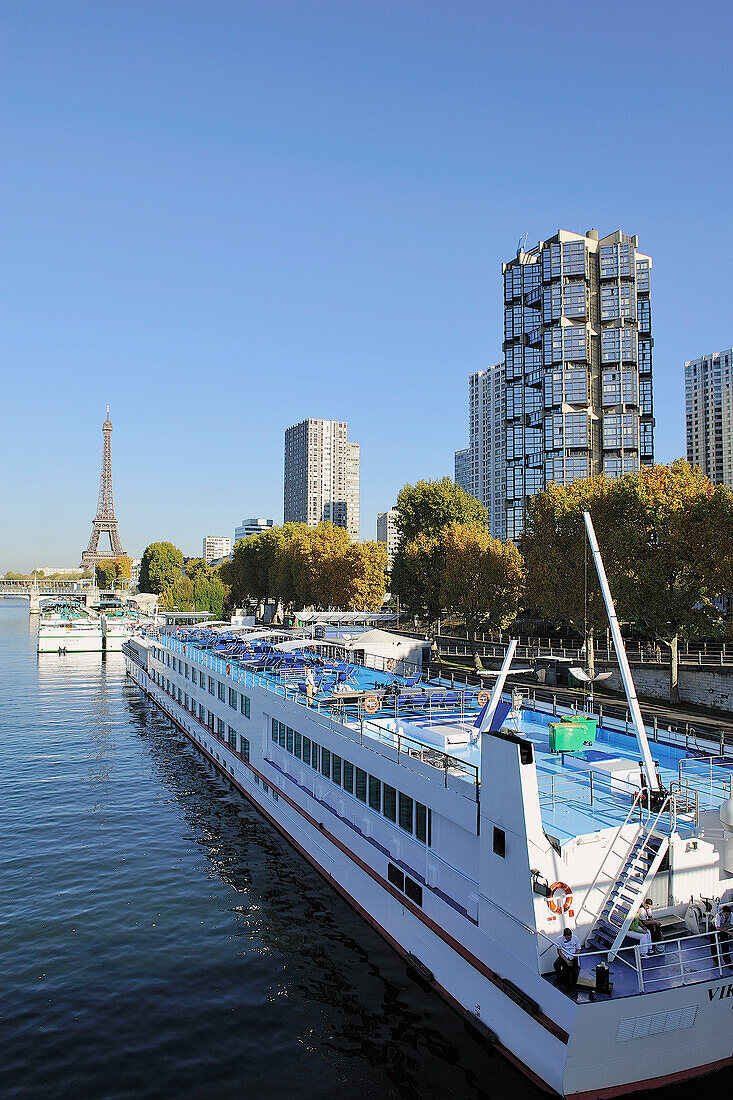 France, Ile-de-France, Paris, 15th, Bank of the Seine, Eiffel Tower, Bridge(Deck), Grenelle port