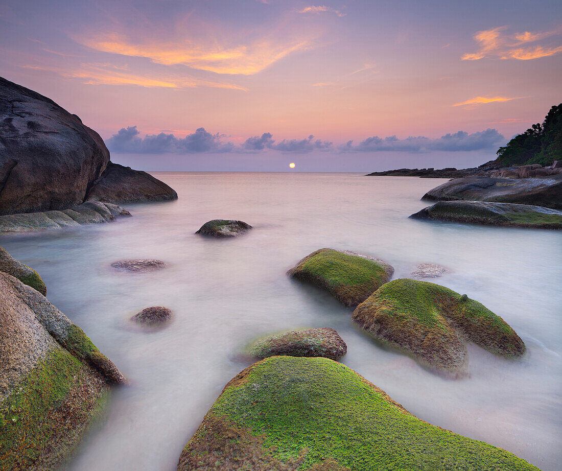 Mit Moos bewachsene Felsen am Thong Reng Beach, Sonnenaufgang, Insel Koh Phangan, Thailand
