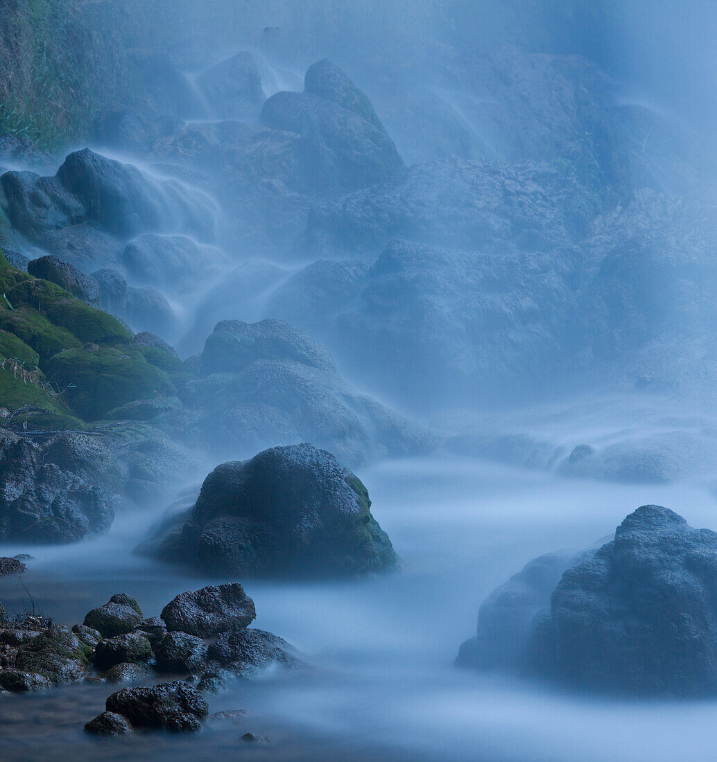 Steine im Kursunlu Wasserfall, Antalya, Türkische Riviera, Türkei