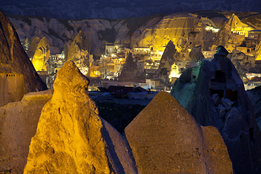 Stadtansicht von Göreme bei Nacht, UNESCO Weltnaturerbe, Kappadokien, Anatolien, Türkei