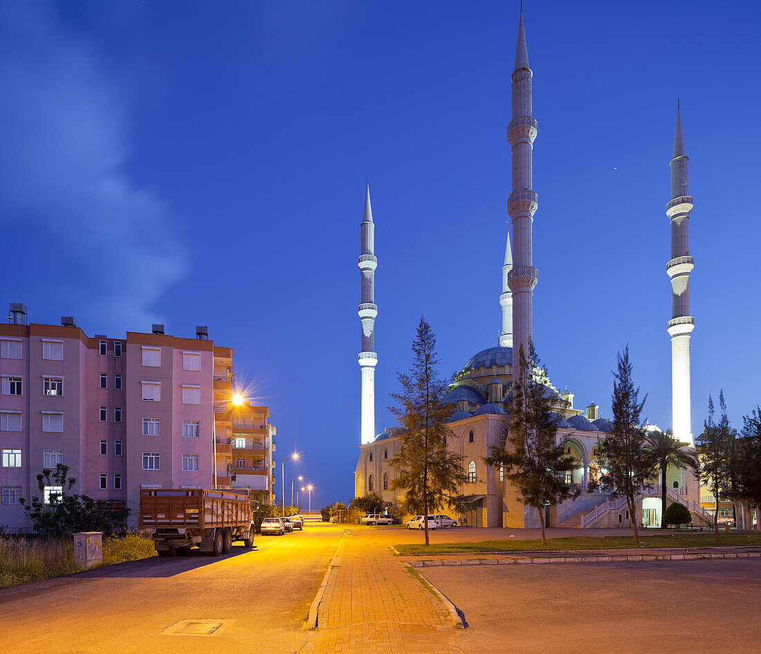 Wohnhäuser und Moschee in Manavgat, Antalya, Türkische Riviera, Türkei