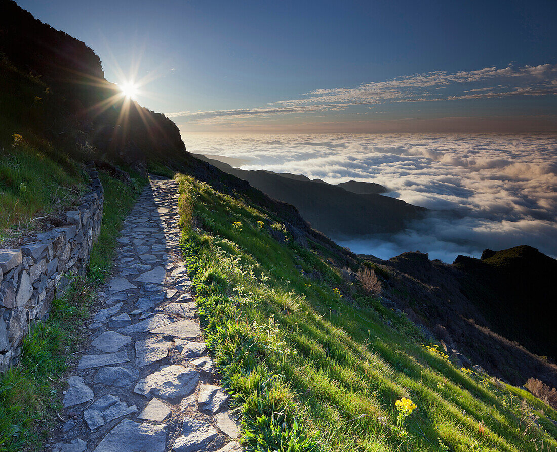Steinweg bei Terxeira, Wolkenmeer, Madeira, Portugal