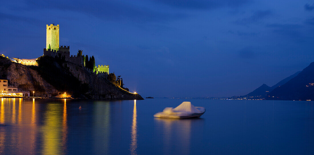 Burg von Malcesine am Gardasee im Abendlicht, Venetien, Italien