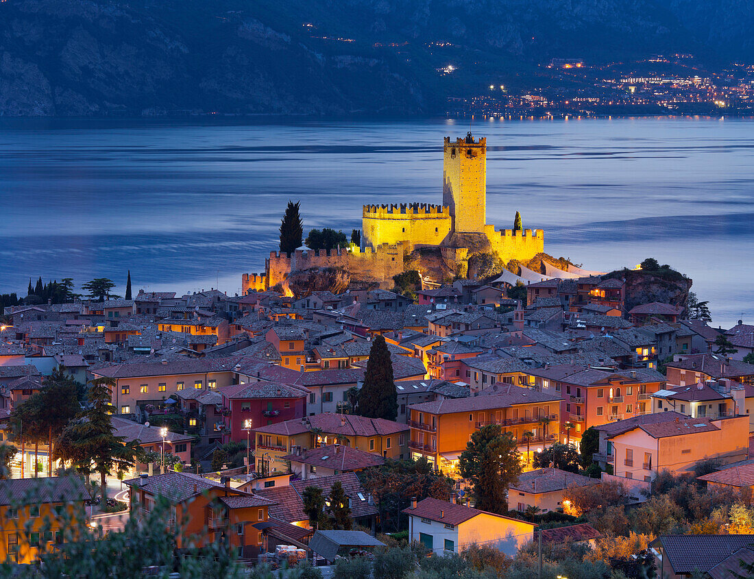 Burg von Malcesine am Gardasee im Abendlicht, Venetien, Italien