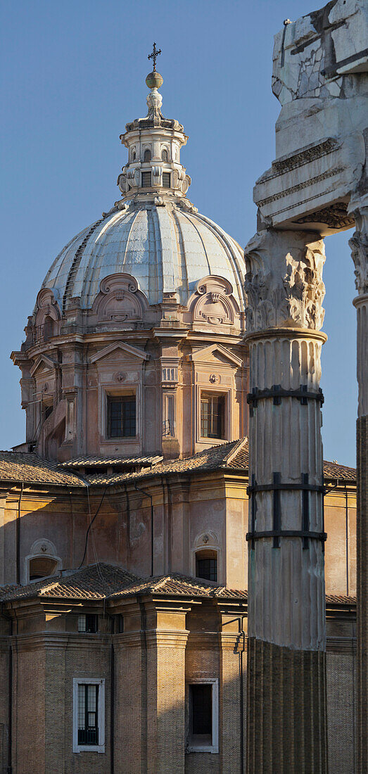 Caesarforum, Foro di Cesare, Forum Romanum mit korinthischen Säulen, Kirche Santi Luca e Martina im Hintergrund, Rom, Lazio, Italien