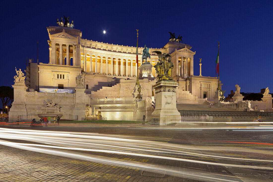 Nationaldenkmal Monumento Vittorio Emanuele II im Abendlicht, Piazza Venezia, Rom, Lazio, Italien