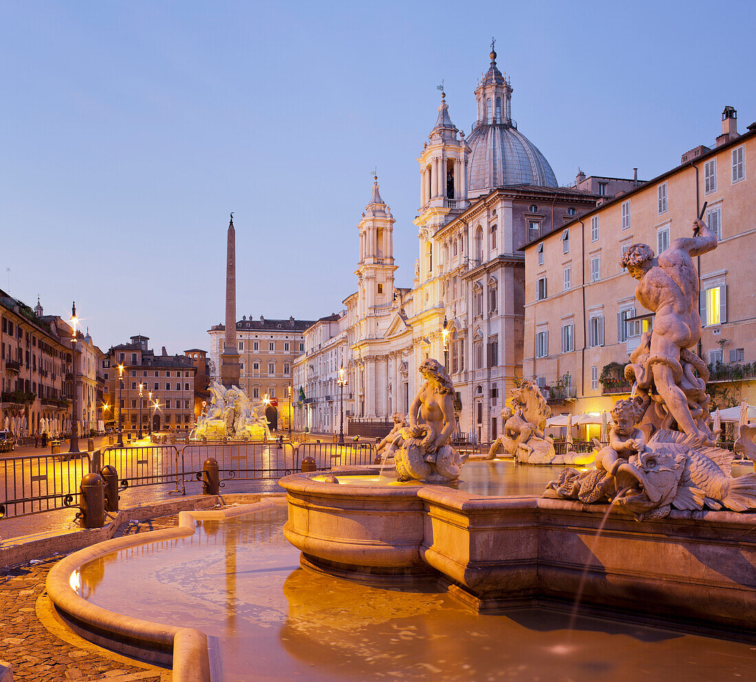 Vierströmebrunnen, Fontana dei Quattro Fiumi und Kirche, Sant'Agnese in Agone im Abendlicht, Piazza Navona, Rom, Lazio, Italien