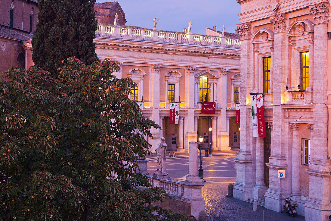 Kapitol mit Monumento Vittorio Emanuele II und Palazzo dei Conservatori, Piazza dei Campidoglio, Rom, Lazio, Italien