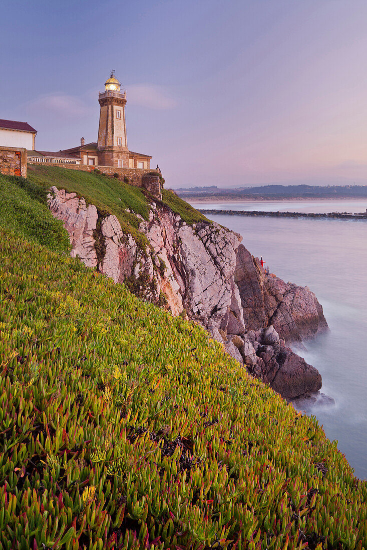 Leuchtturm in der Abenddämmerung, Aviles, Golf von Biskaya, Asturien, Spanien