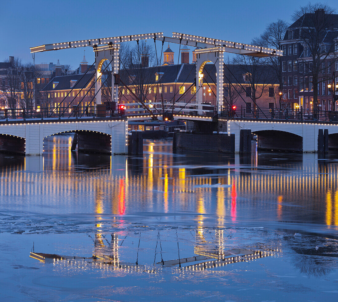 Magere Brug über die Amstel in der Abenddämmerung, Amsterdam, Nordholland, Niederlande