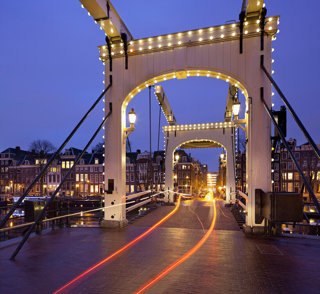 Magere Brug über die Amstel in der Abenddämmerung, Amsterdam, Nordholland, Niederlande