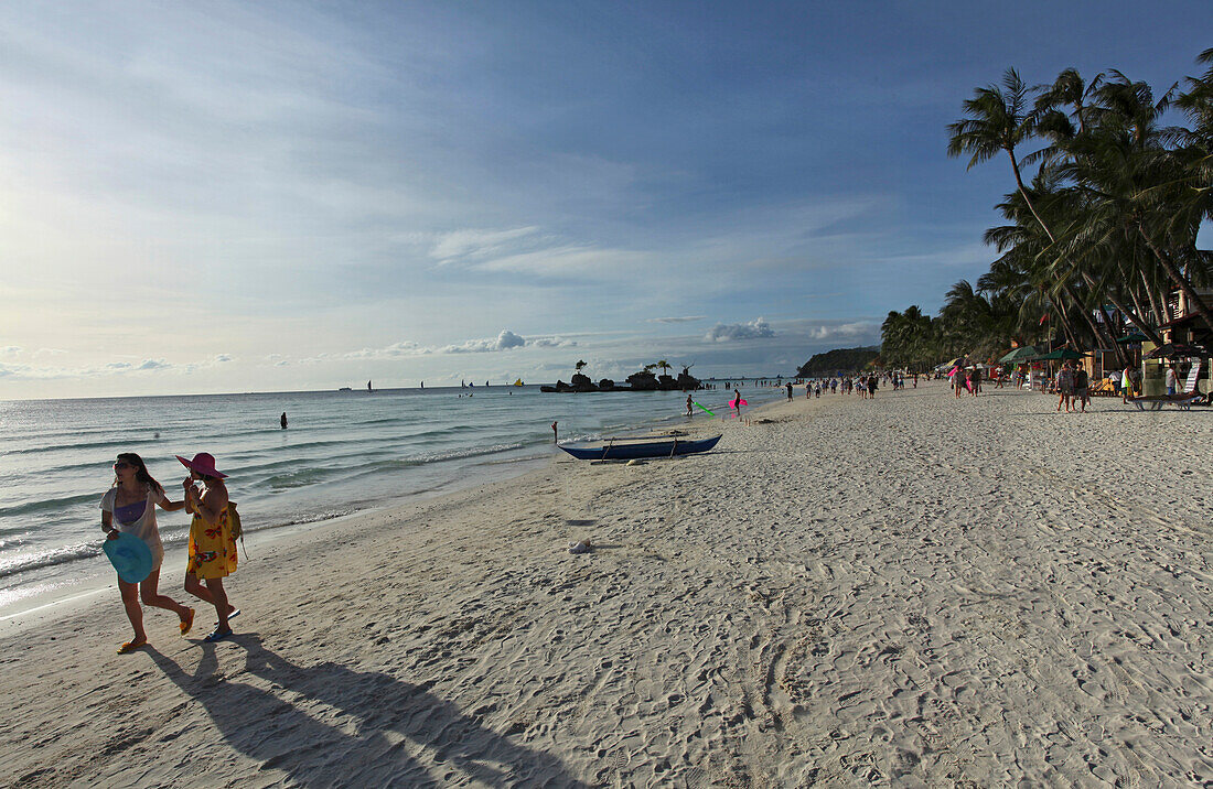 Zwei Frauen am weißen Strand in Boracay, Boracay, Insel Panay, Visayas, Philippinen