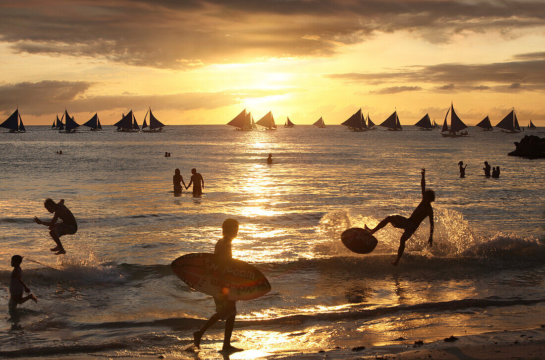 Menschen im Sonnenuntergang, Boracay, Insel Panay, Visayas, Philippinen