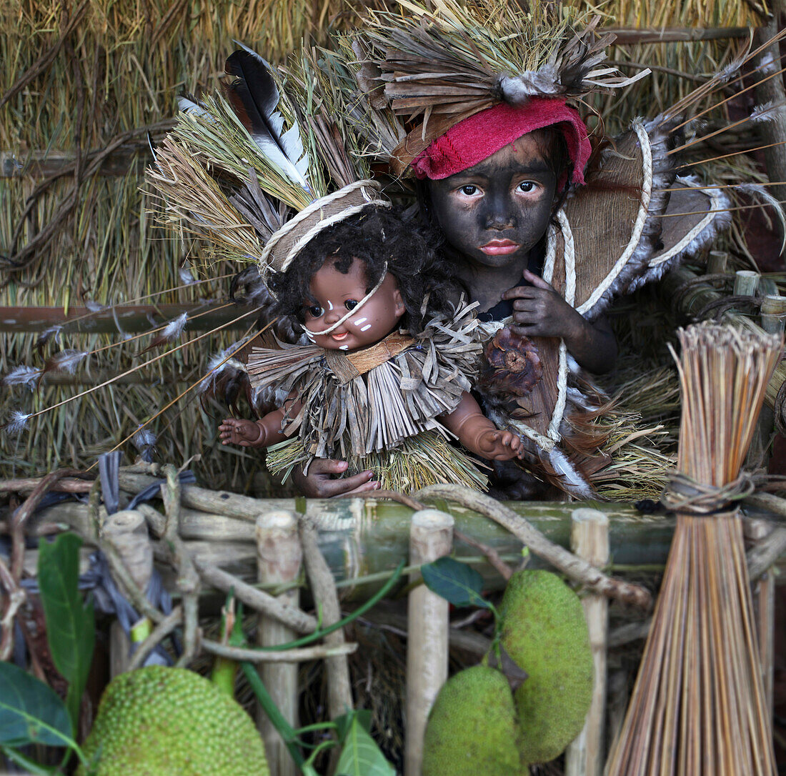 Ein kleines Mädchen mit Körperbemalung und Santo Nino Puppe, Ati Atihan Festival, Ibajay, Provinz Aklan, Insel Panay, Visayas, Philippinen