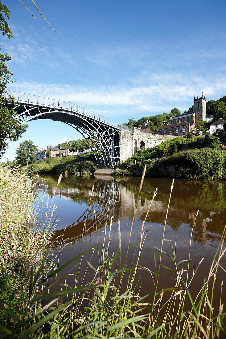 The Iron Bridge at Coalbrookdale above the river Severn, Ironbridge Gorge, Telford, Shropshire, England, Great Britain, Europe