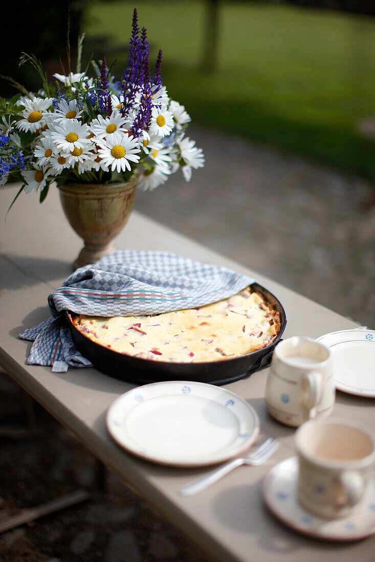 Frischer Rhabarberkuchen auf  Kaffeetisch, Haus Strauss, Bauernkate in Klein Thurow, Roggendorf, Mecklenburg-Vorpommern, Deutschland